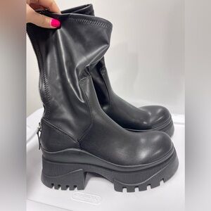 Chunky boot from Zara. Never worn, with tags.